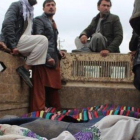 Un grupo de afganos trasladan los cuerpos de las 13 víctimas civiles asesinadas en Kunduz.-EFE