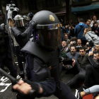 Carga policial en Barcelona el 1-O.-AP / MANU FERNÁNDEZ (AP)