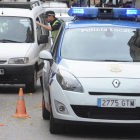 Un policía local conversa con un conductor.-ISRAEL L. MURILLO