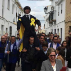Vecinos de Coripe (Sevilla) portan el Judas Puigdemont que será posteriormente quemado.-TWITTER