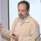 Alejandro Campoy analizó las diferentes herramientas en ‘la nube’ y acercó a los asistentes a Cortana.-ISRAEL L. MURILLO