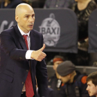 Joan Peñarroya hace un gesto de aprobación durante un encuentro con Manresa.-ACB PHOTO / J. ALBERCH