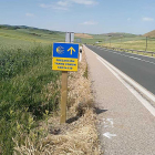 Con estas señales, «la Junta manda a los peregrinos a la carretera»-ECB
