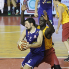 Poscic postea ante Mbaye en un lance del partido de la primera vuelta.-SANTI OTERO