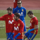 Lopetegui observa a Piqué, Ramos y Azpilicueta durante un entrenamiento de la selección española el pasado 21 de marzo.-EFE / EMILIO NARANJO