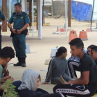 Guardias civiles custodian a unos inmigrantes en Tarifa (Cádiz).-A CARRASCO RAGEL