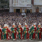 Una multitud se agolpó en la plaza del Rey San Fernando para seguir la ya tradicional chirigota de la Peña Recreativa Castellana.-Raúl Ochoa