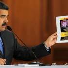 Maduro muestra una foto de Oswaldo Valentín García Palomo, uno de los responsables a los que acusa de la autoría del atentado.-AFP