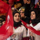 Dos mujeres con pañuelo y banderas turcas, en un mitin del partido gubernamental a favor del 'sí' en el próximo referéndum constitucional, en Ankara, el 25 de febrero.-GETTY IMAGES / CHRIS MCGRATH