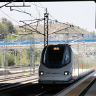 El primer AVE entrando en la estación Rosa Manzano. SANTI OTERO