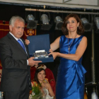 Santiago Manguán en 2013 junto a la alcaldesa, Raquel González
