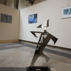 Escultura de Santi de Paulas, en primer plano, junto a una colección de pinturas.-Raúl Ochoa
