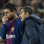 Ernesto Valverde y Leo Messi conversan antes de que la estrella argentina salte al campo a falta de media hora.-JORDI COTRINA