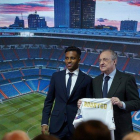 Rodrygo, junto a Florentino Pérez, en la presentación del futbolista como nuevo jugador del Real Madrid.-JOSÉ LUIS ROCA