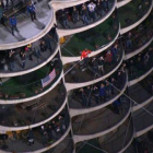 Nik Wallenda caminando entre rascacielos en Chicago.-