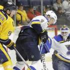 Imagen de archivo de un encuentro de hockey hielo.-AP / MARK HUMPHREY