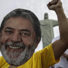 Un manifestante seguidor de Lula usa una máscara con la imagen del expresidente, en un acto a favor de su liberación, el 14 de abril, en Río de Janeiro.-EFE / ANTONIO LACERDA