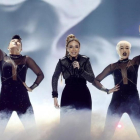 La armenia Artsvik interpreta la cancion 'Fly with me', durante la primera semifinal del festival de Eurovision, en Kíev.-EFE