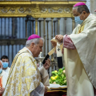 Bernardito Cleopas Auza, nuncio apostólico en España, impuso el palio a Mario Iceta Gavigagogueascoa, arzobispo de Burgos. FOTOS: SANTI OTERO
