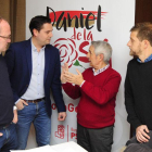 Daniel de la Rosa charlaba ayer con los responsables de la campaña electoral del PSOE local.-ISRAEL L. MURILLO