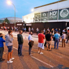 Aficionados del Burgos CF hacen cola para acceder al estadio. TOMÁS ALONSO
