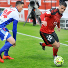 El delantero rojillo Aridane disputa un balón con un defensor de la Ponferradina-Jose Esteban Egurrola