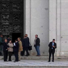 Los ejecutivos de Patrimonio Nacional y de Presidencia del Gobierno, en la puerta trasera de la basílica del Valle de los Caídos el pasado martes, antes de comenzar su visita.-JOSE LUIS ROCA