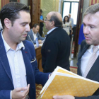 Daniel de la Rosa y Javier Lacalle charlan antes del comienzo de un Pleno en una imagen de archivo.-RAÚL G. OCHOA