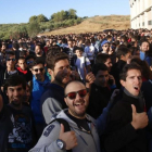 Miles de personas abarrotan las calles de Almodóvar del Río, para los 'castings' de Juego de tronos'.-SALAS