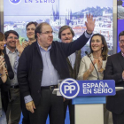 Juan Vicente Herrera, junto a candidatos burgaleses, Lacalle y Rico, saluda a los afiliados que se dieron cita en el Fórum para cerrar la campaña.-SANTI OTERO