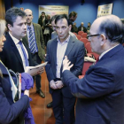 El director general Medio Ambiente, José Manuel Jiménez (derecha), charla con el presidente de los empresarios de Villalonquéjar, Jorge Villaverde.-RAÚL G. OCHOA