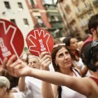 Unas mujeres muestran el símbolo de la campaña contra las agresiones sexistas en Sanfermines durante la manifestación ciudadana.-ÁLVARO BARRIENTOS (AP)