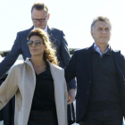 Macri y su mujer, Juliana Awada, bajan del avión tras aterrizar en La Haya (Países Bajos), el 25 de marzo.-EFE