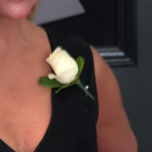 Las estrellas lucieron rosas blancas en apoyo al movimiento #MeToo, de rechazo al acoso sexual.-EFE