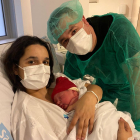 Laura Izquierdo y Claudio Pertrisa con su hija Lua Gabriela. ECB