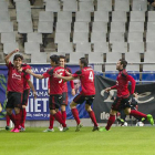 Abdón Prats celebra junto a sus compañeros el primer gol que logró en el Carlos Tartiere.-
