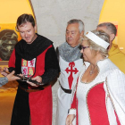 El alcalde, vestido de medieval, recibe el reconocimiento en el Arco de Santa María.-ISRAEL L. MURILLO