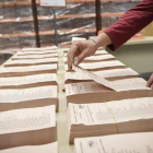 Un operario trabaja en los preparativos de las elecciones del 2015.-FERNANDO VILLAR