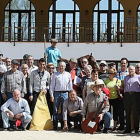 Un nutrido grupo de socios de la Peña Taurina de Burgos posan en la plaza de toros-ECB