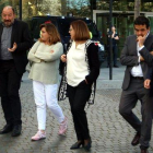 Llorach, en el centro de la imagen, acompañada por, entre otros, Sanchis y Patxot, a la salida de la Ciutat de la Justícia, el pasado 10 de mayo.-ACN / POL SOLÀ