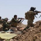 Soldados del ejército iraquí y de las milicias chiíes combaten al Estado Islámico en la provincia de Al Anbar.-Foto: AFP / AHMAD AL-RUBAYE