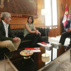 El presidente de la Diputación, César Rico, y el de Cáritas Burgos, Jorge Simón, antes de la firma del convenio.-RAÚL OCHOA