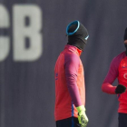 Ter Stegen conversa con Rakitic en el entrenamiento previo al duelo con el Villarreal.-JORDI COTRINA