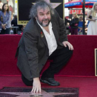 El director Peter Jackson junto a su estrella, en el paseo de la Fama de Los Ángeles.-Foto: REUTERS / MARIO ANZUONI