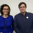 La dirigente de ERC, Marta Rovira, junto al president de la Generalitat cesado, Carles Puigdemont, en Bruselas.-EL PERIÓDICO