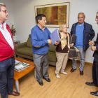 Miembros del colectivo vecinal acompañados de Saiz instantes previos a la reunión.-SANTI OTERO