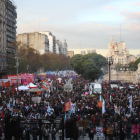 Miles de personas marchan en Buenos Aires para protestar contra la violencia machista al grito de "Ni Una Menos".-EFE / IRENE VALIENTE