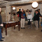 El alcalde de Bañuelos de Bureba, Jesús Viadas, explica a los asistentes las obras realizadas hasta el momento en la antigua escuela.-G.G.