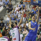 Huskic entra a canasta en el último choque en el Colisem frente al Unicaja.-Santi Otero