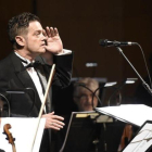 Santiago Auserón, con la banda municipal del Grec-E.MORENO ESQUIBEL